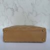 Onderkant vintage Chanel tas beige Onderkant vintage Chanel tas beige