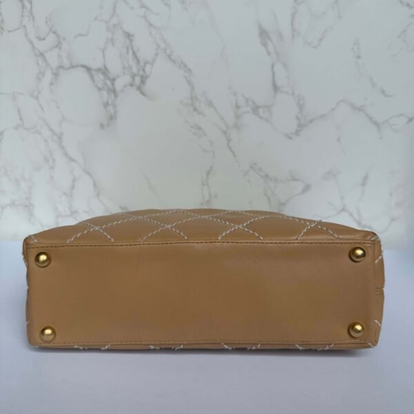 Onderkant vintage Chanel tas beige Onderkant vintage Chanel tas beige