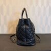 Zijkant Chanel calfskin quilted large shopping tote