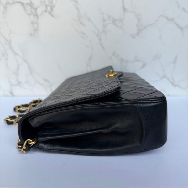Zijkant Chanel schoudertas begin jaren 80 donkerblauw lamsleer