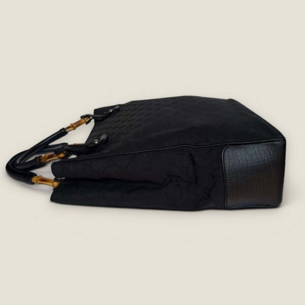 Zijkant Gucci bamboo GG supreme zwart