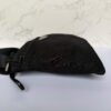 Zijkant authentieke Prada nylon tas zwart Zijkant authentieke Prada nylon tas zwart