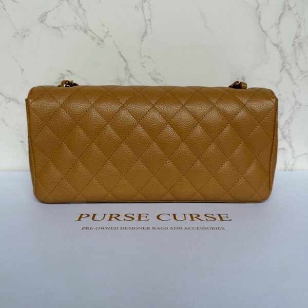 achterkant Chanel East West flap beige caviar achterkant Chanel East West flap beige caviar