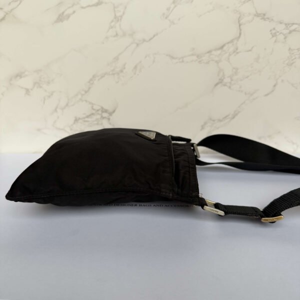 zijaanzicht originele Prada schoudertas zwart nylon zijaanzicht originele Prada schoudertas zwart nylon