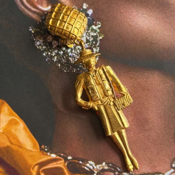 Detail zeldzame Chanel oorbellen vintage Coco Chanel Detail zeldzame Chanel oorbellen vintage Coco Chanel