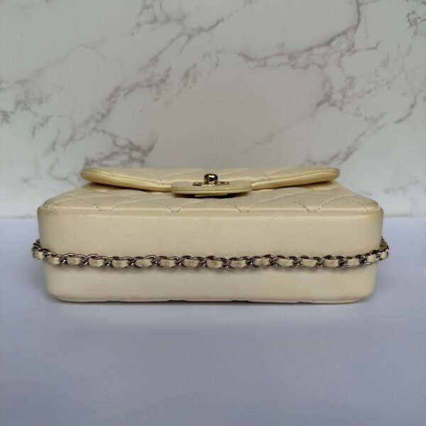 Onderkant Chanel my precious pearl chain flap Onderkant Chanel my precious pearl chain flap