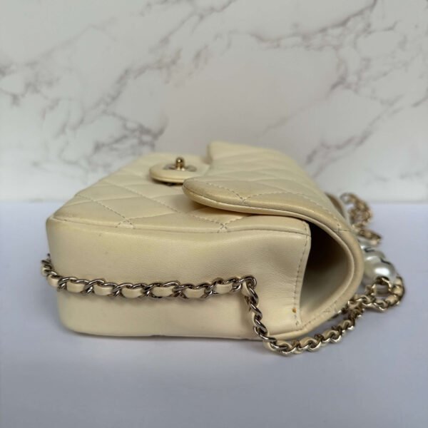 Zijkant authentieke Chanel my precious pearl chain flap Zijkant authentieke Chanel my precious pearl chain flap