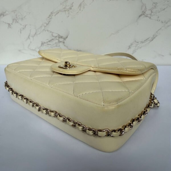 pre-owned Chanel crossbody parels pre-owned Chanel crossbody parels