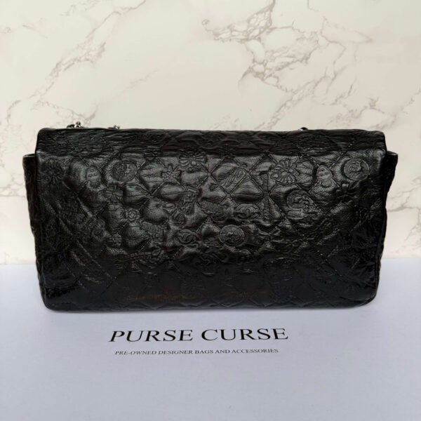 Achterkant authentieke Chanel schoudertas lucky symbols