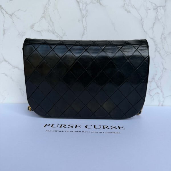 Achterkant authentieke Chanel tas double half moon flap zwart lamsleer