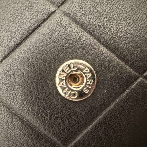 Authentieke Chanel wallet on chain hardware detail