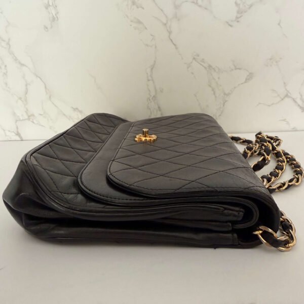Chanel Double Flap Half Moon zijaanzicht