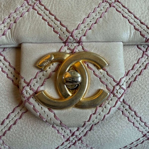 Chanel beige quilted schoudertas goudkleurige hardware