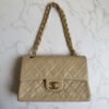 Chanel classic flap bag beige voorkant Chanel classic flap bag beige voorkant