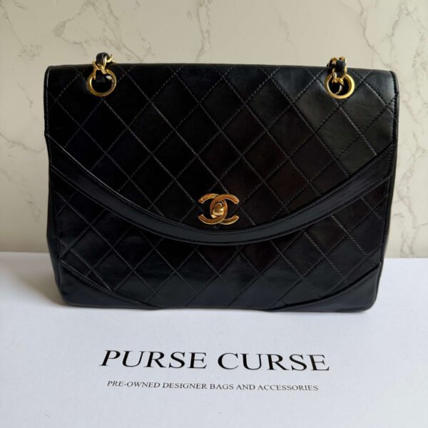 Chanel double chain flap bag zwart goud hardware detail