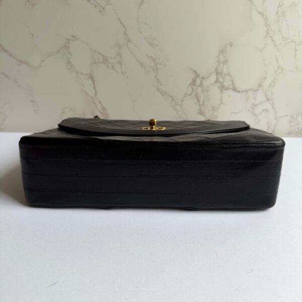 Chanel double chain tas zwart goud hardware close detail