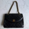 Chanel flap bag zwart lamsleer met goud CC lock detail