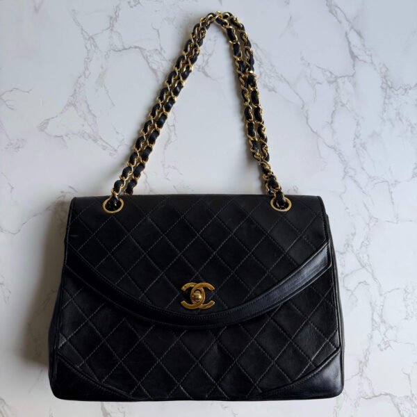 Chanel flap bag zwart lamsleer met goud CC lock detail