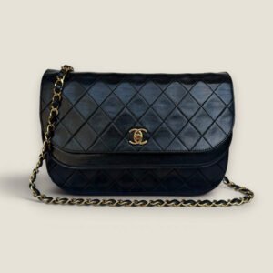 Chanel half moon double flap zwart lamsleer