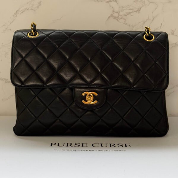 Chanel jumbo vintage tas zwart lamsleer close up Chanel jumbo vintage tas zwart lamsleer close up