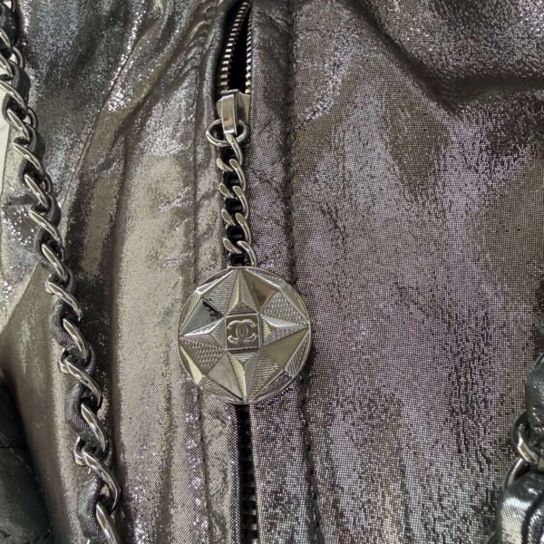Chanel metallic rugzak rits detail
