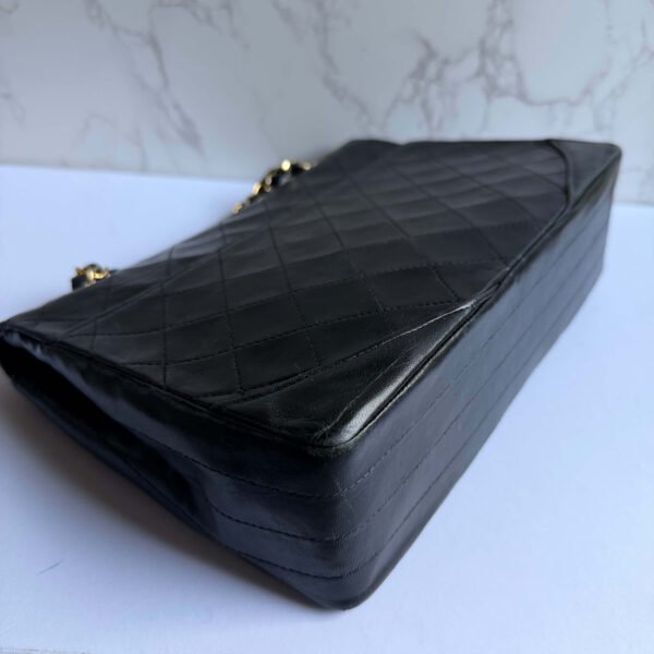 Chanel vintage Chanel tas zwart quilted patroon goud hardware