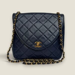 Chanel vintage crossbody flap bag navy lamsleer