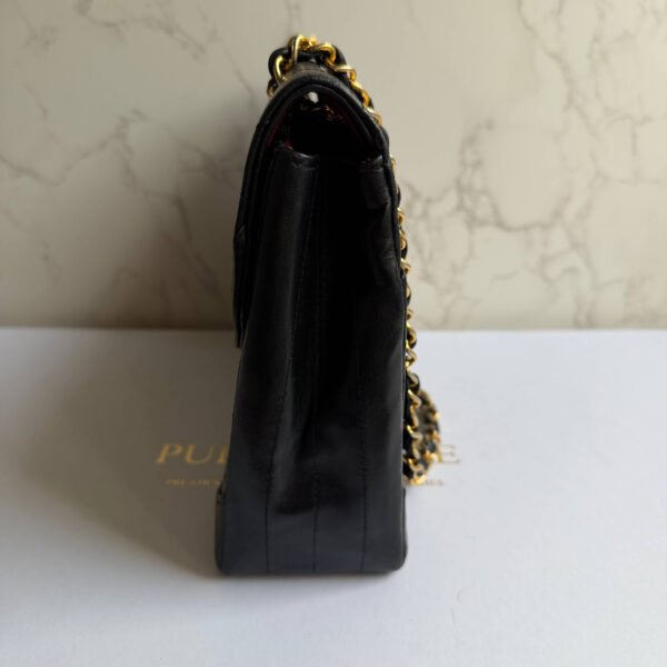 Chanel vintage schoudertas Chanel zwart lamsleer luxe uitstraling