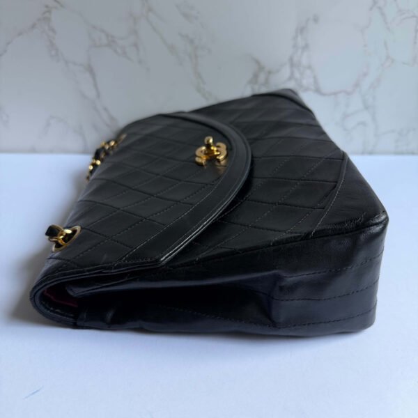 Chanel vintage schoudertas zwart lamsleer goud chain detail