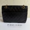 Chanel vintage tas zwart goud hardware achterkant detail