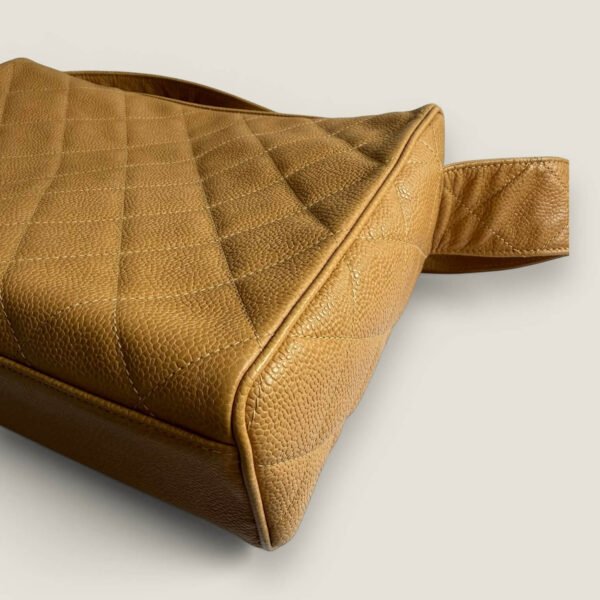 Hoekjes Chanel beige caviar leer schoudertas Hoekjes Chanel beige caviar leer schoudertas