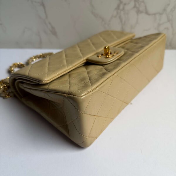 Hoekjes Chanel classic flap small beige lamsleer Hoekjes Chanel classic flap small beige lamsleer