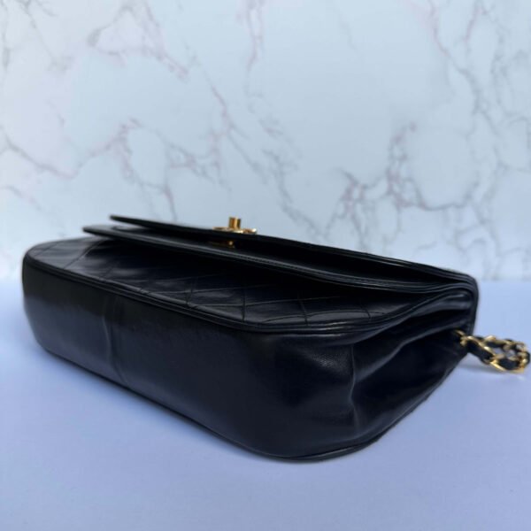 Hoekjes Chanel vintage halfmoon flap zwart lamsleer