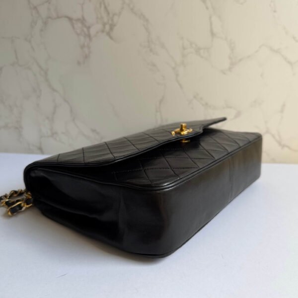 Hoekjes pre-owned Chanel schoudertas zwart lamsleer