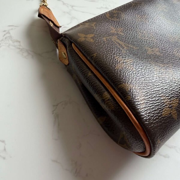 Louis Vuitton Eva monogram close up vachetta leer
