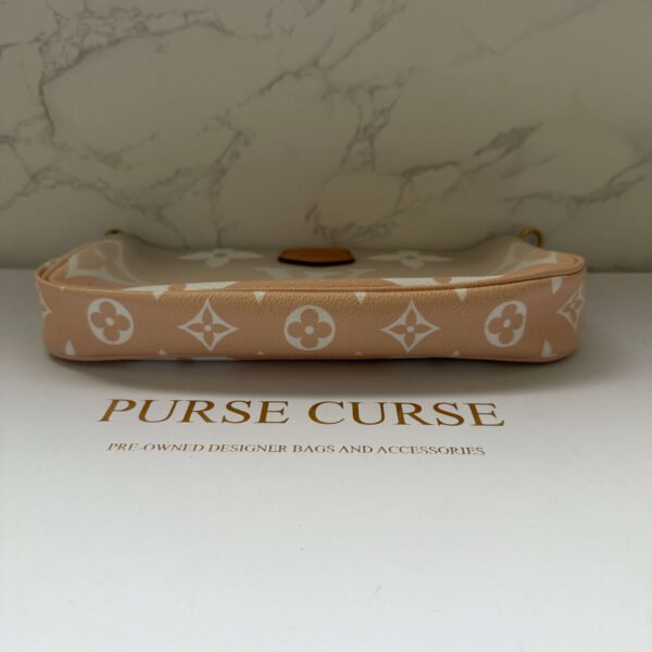 Louis Vuitton onderkant pochette accessoires Louis Vuitton onderkant pochette accessoires