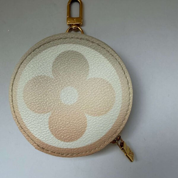 Louis Vuitton pochette accessoires detail Louis Vuitton pochette accessoires detail