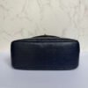 Onderkant authentieke Chanel schoudertas blauw lamsleer
