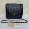 Tweedehands authentieke Chanel vintage crossbody flap bag navy lamsleer en Chanel booklet