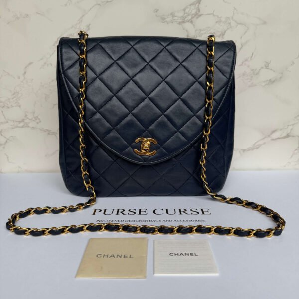 Tweedehands authentieke Chanel vintage crossbody flap bag navy lamsleer en Chanel booklet