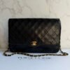 Tweedehands vintage Chanel schoudertas zwart Purse Curse
