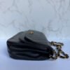 Zijkant Chanel vintage half moon flap zwart