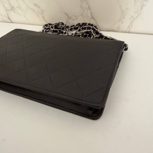 authentieke Chanel WOC lambskin close up leerstructuur