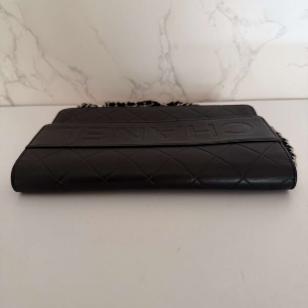 zwarte Chanel wallet on chain elegante hoekaanzicht